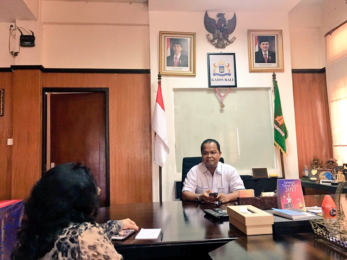 INAinDarwin's tweet photo. Bu Woro &amp; Jef meet Bali Chamber of Commerce Bapak Wiraputra for @ChamberNT_CEO @PeterStylesMLA @KenVowles @Balitoday https://t.co/xQivqwz8BH