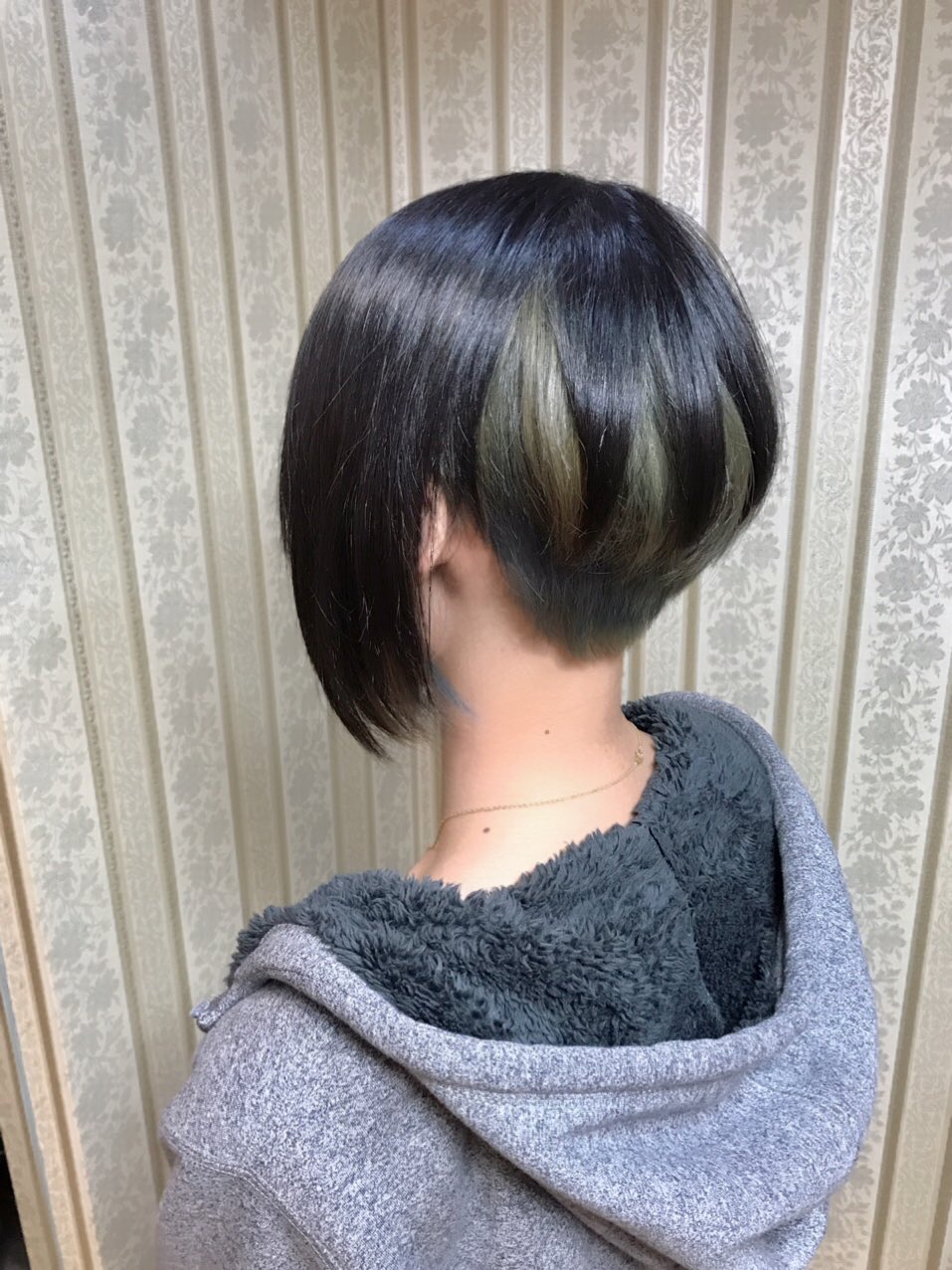 シャンテグラム ヘアスタイル紹介 インナーカラーをブルージュに 全体の80 くらいの範囲でお色を入れると軽やかな雰囲気になります 両サイドを長めに残した個性的なデザインカットをさせていただきました 正面から見るとボブに見えて 飽きない