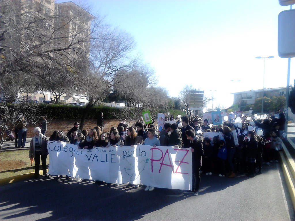 MairenaAljarafe's tweet photo. Gran trabajo MT @PoliciaMairena: #DíaDeLaPaz Acompaňando a casi 800 alumnos del colegio 'El Valle'. Cortes puntuales https://t.co/w83cRA4iCb