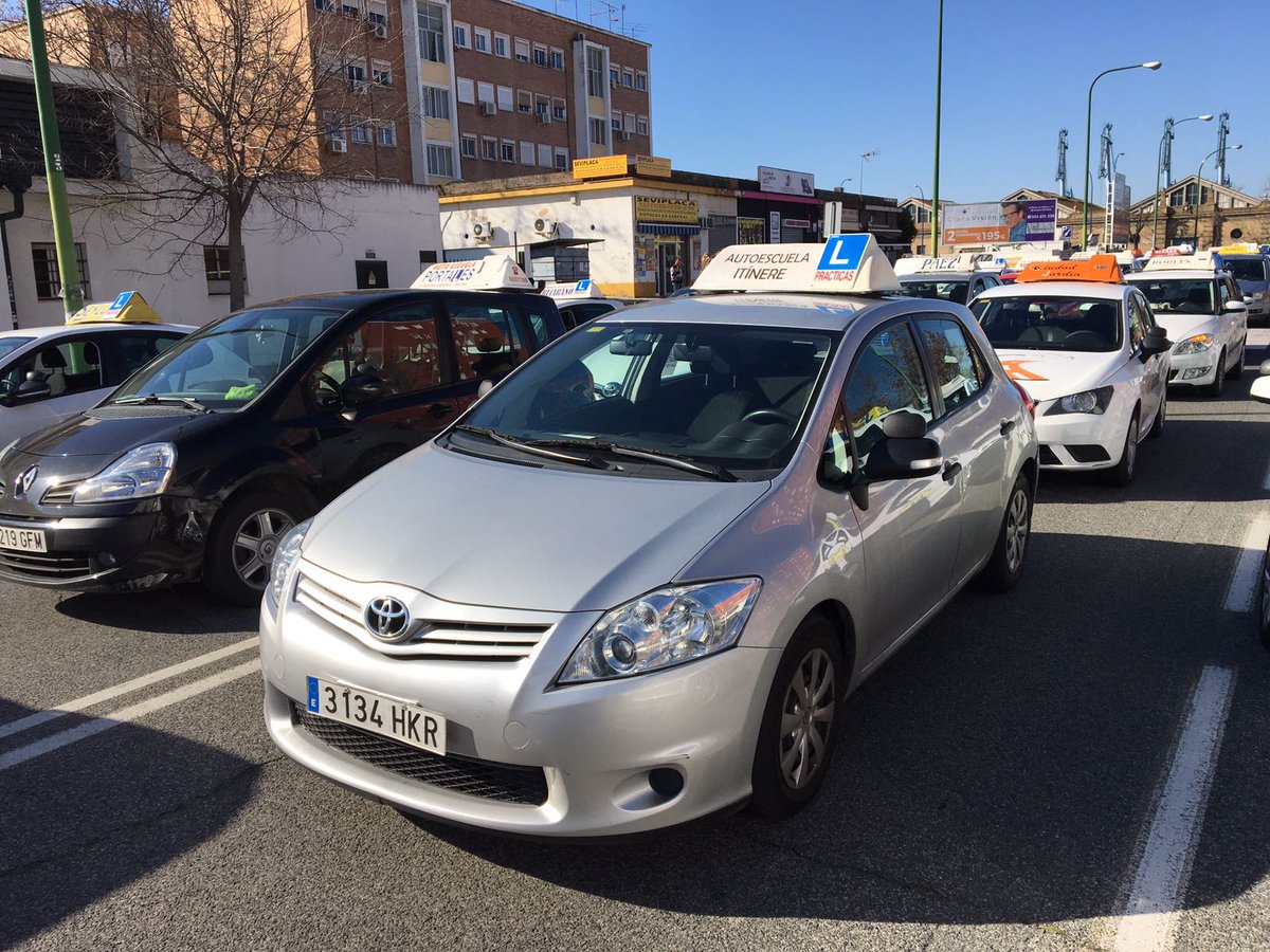 aeitinere's tweet photo. Hay que manifestarse. Más de 200 coches cortan Páez de Rivera para que #AutoescuelasSevilla puedan hacer su trabajo diario #MasExamenesDGT https://t.co/MUr3L6dB18