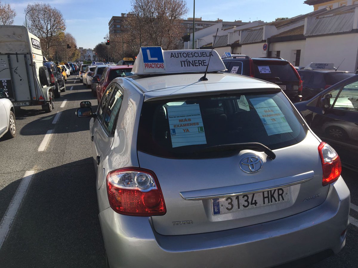 aeitinere's tweet photo. Hay que manifestarse. Más de 200 coches cortan Páez de Rivera para que #AutoescuelasSevilla puedan hacer su trabajo diario #MasExamenesDGT https://t.co/MUr3L6dB18