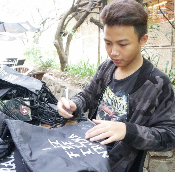 nrazka_'s tweet photo. Official Merchandise @Nrazkaaa LIMITED!
Kuy di beli yang ngaku Azkaddict😝 More info : @eastglory (/ Instagram) https://t.co/4cKqbGvwbR