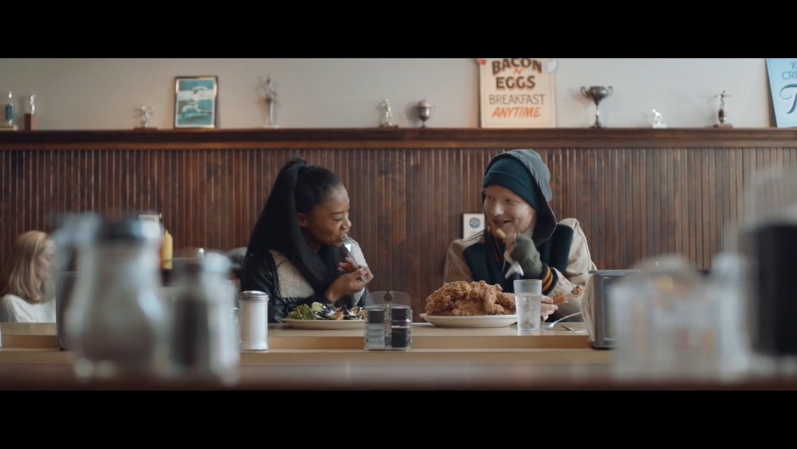 DailySheerios's tweet photo. THEY LOOK SO DAMN CUTE AND GOOD AND GOALS TBH !!!! #ShapeOfYouMusicVideo https://t.co/UYp3QcvTmL