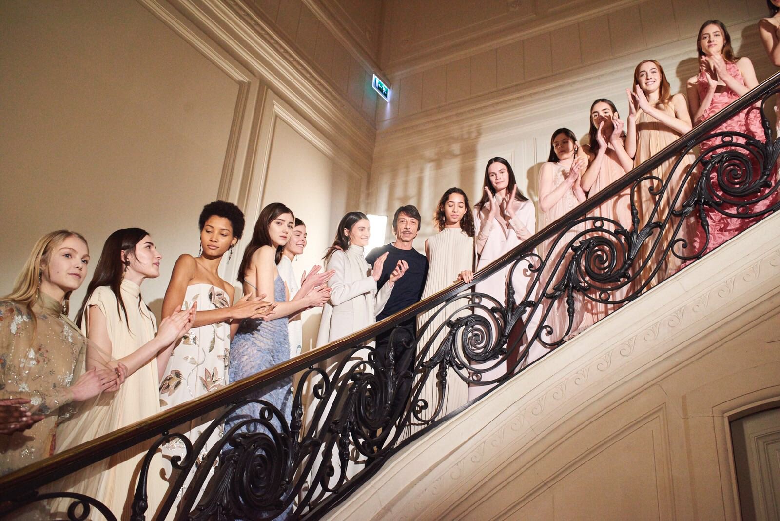 krigsskib Vær tilfreds regulere Valentino on Twitter: "A moment of applause captured backstage on the grand  staircase of Hotel Salomon de Rothschild. #HauteCouture #SS17 by  #PierpaoloPiccioli. https://t.co/DrONmr1fIC" / Twitter