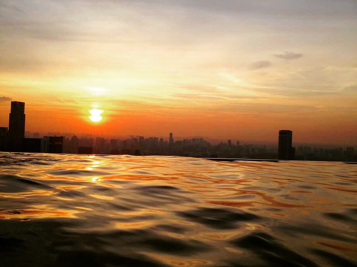 Kaz Mariko ハネムーントラベラー على تويتر マリーナベイサンズのプールから見た夕日 水平線の下にビルがある景色はここでしか見られない Mariko シンガポール