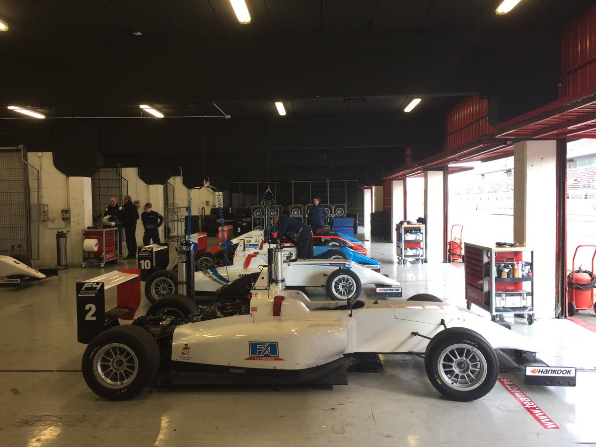 Circuitcat_eng's tweet photo. First day of Track Day at the Circuit this 2017! Today with some teams from the #F4Spain & the Campos Racing Acamedy, among others! #F4Test https://t.co/XuWlmewpxH