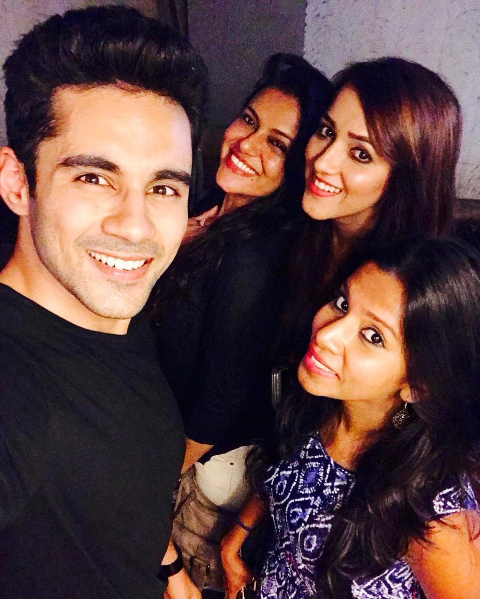 Humarabajaj6's tweet photo. #Sundaynight #fundaynight #themains #happyfaces https://t.co/g9wX5bY03P