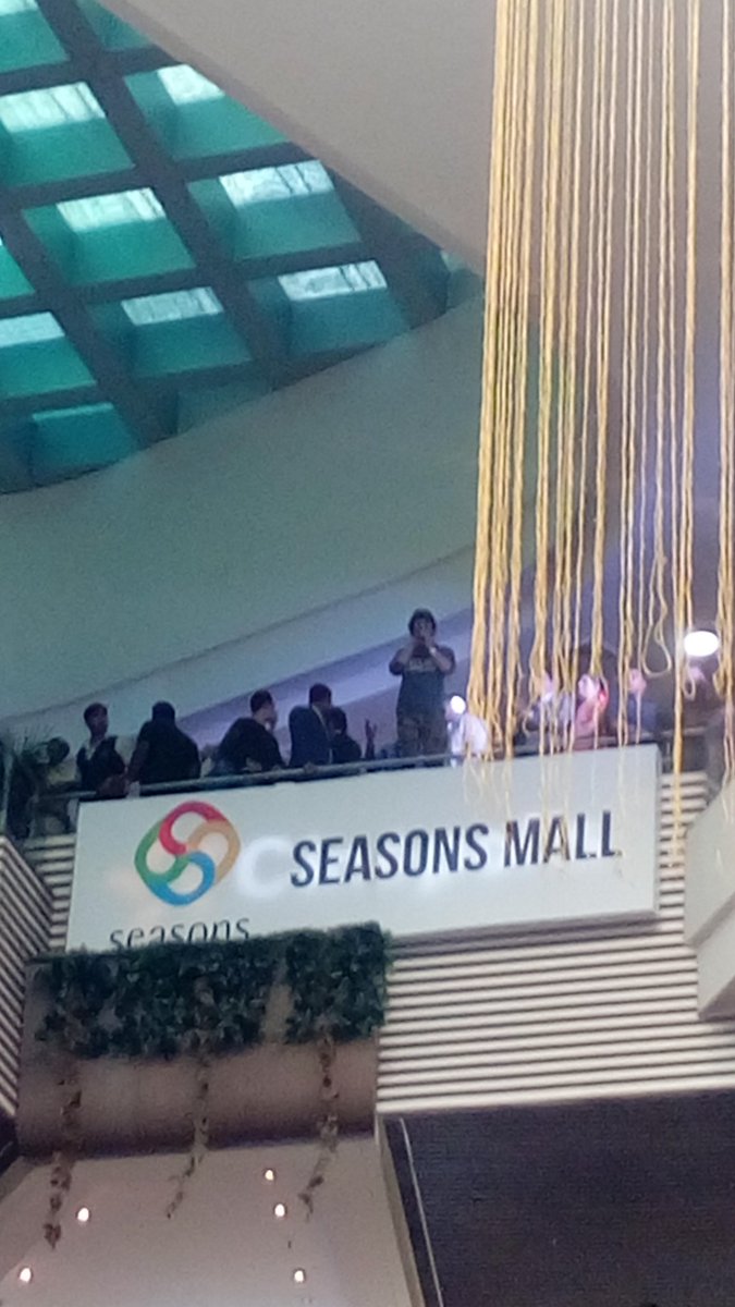 SRKsMoin's tweet photo. Omg...saw @iamsrk first time... @SeasonsMall
Love You Shah Sir
#RaeesInPune
#PuneWelcomesSRK https://t.co/JqKdISxzW5