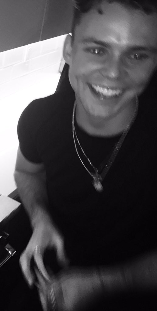 ashtonslibrary's tweet image. 