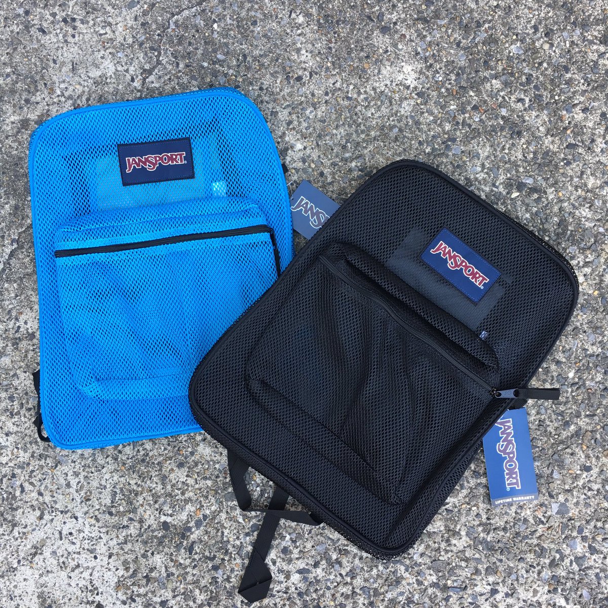 blackanny_tko's tweet photo. 【JANSPORT】
毎年春から夏にかけて人気の「MESH PACK」
爽やかなブルーと定番人気のブラック‼️
MESHなので、オシャレ小物などをBAGに忍ばせてさり気なくアピールするのも◎ですね!
#blackanny #harajuku #jansport #meshpack https://t.co/0cbisPUvCM