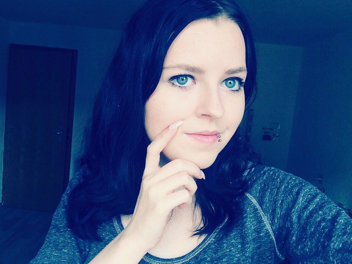 RubiNa_panda's tweet photo. #girl #blackhair #BlueEyes #iPhone5S #beauty https://t.co/DiDDZbxA7h