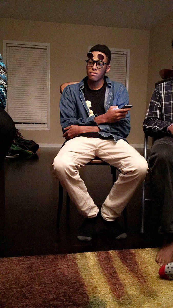 StumblerTop's tweet photo. when ur in a room full of ppl and u text ur friend and they say "why did you just text me" out loud https://t.co/esUYSYLM8i