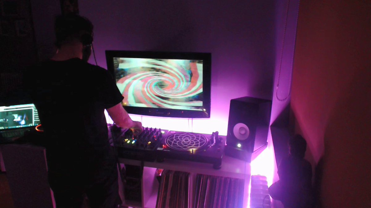 Check out <a href="/Alex_Cirino/">Alex Cirino</a>'s weekly minimal tech show! 🎶

👉 chew.dj/2kKCm9w