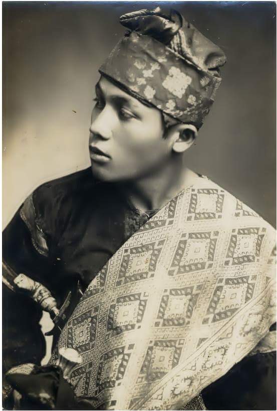MinangOfficial's tweet photo. Deta adalah ikat kepala yang dipakai lelaki Minangkabau. Deta di Minangkabau banyak ragamnya. https://t.co/ejduW9jLs5
