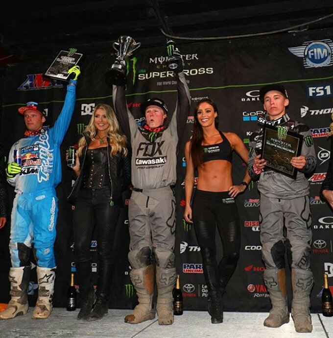 NEWSMotoEC's tweet photo. AMA #Supercross 2017
PODIO #250SX
1° #JustinHill
2° #ShaneMcelrath
3° #AustinForkner
ROUND 4 #PhoenixSX
#NewsMotohouseEc
FotoCortesía https://t.co/1oJL4RdKYG