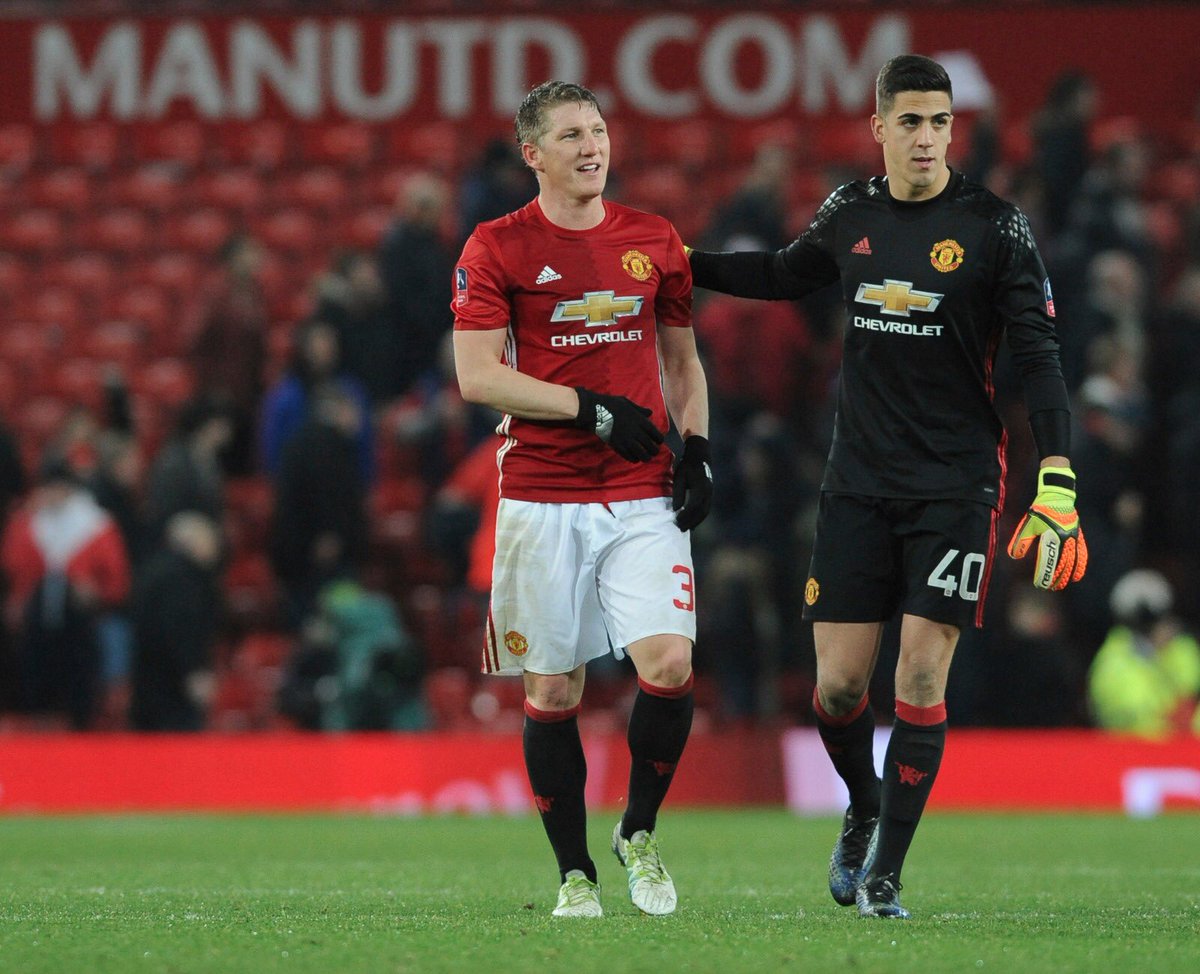 Memphis's tweet photo. Congrats on your debut at @ManUtd bro👊🏾🙏🏾 Proud of you👌🏾 @ElgatoPereira1 https://t.co/PvYXKA53is