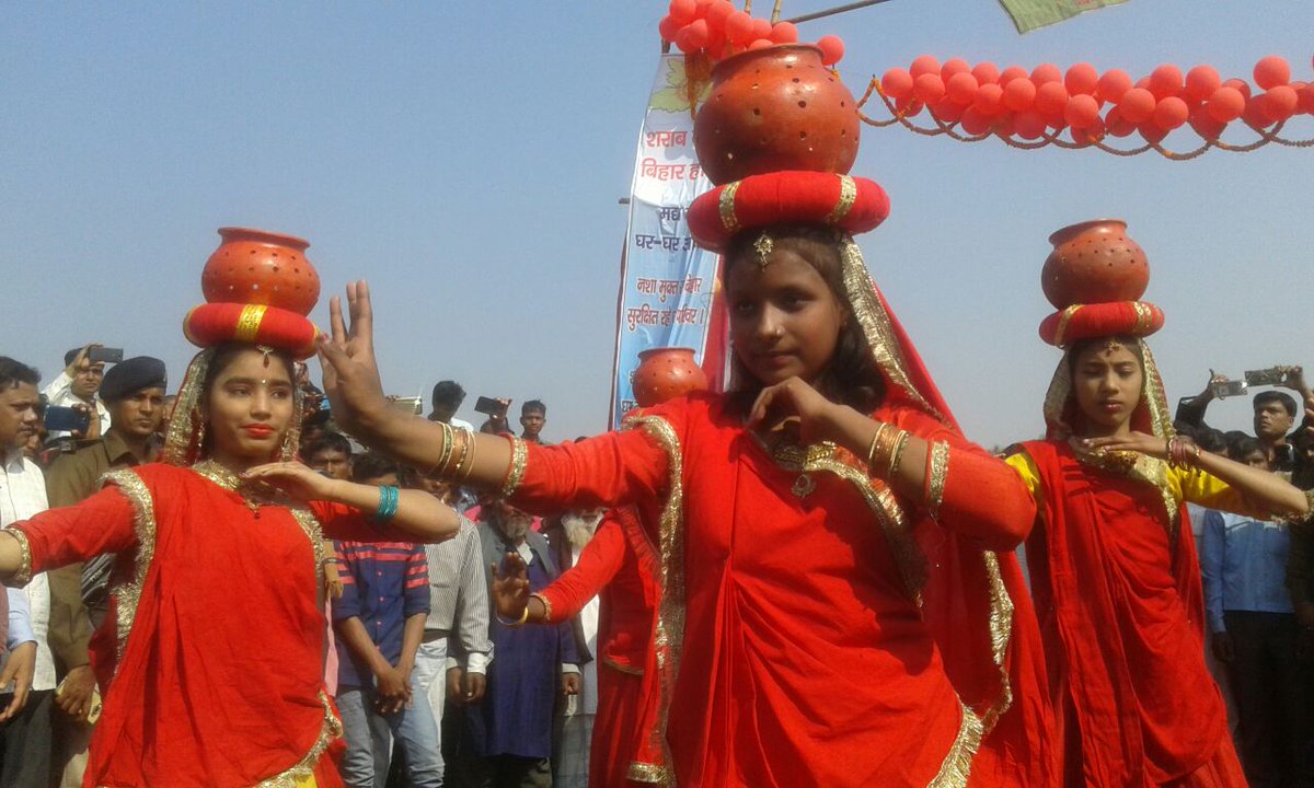 andlibsh's tweet photo. #Maithili folk dance #Jhijjya in #humanchaininbihar in #madhubani. https://t.co/CQ8U9m8dR8