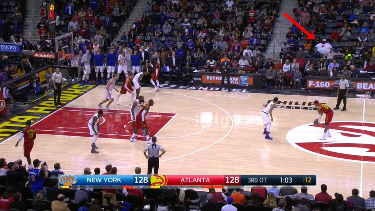 swiatkoszykowki's tweet photo. Dosłownie największy kibic Knicks #LastNight https://t.co/qYZ1cjHvee