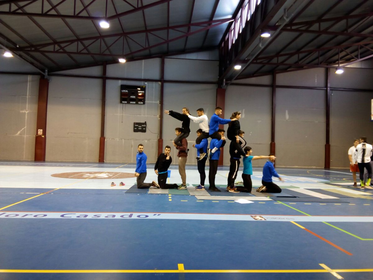 cds_formacion's tweet photo. Los alumnos de 1º TAFAD en clase de Metodología elaborando ellos mismos una sesión de Acrosport en el Pabellón Teodoro Casado. #CDSmetódico https://t.co/izg0Ibm97L