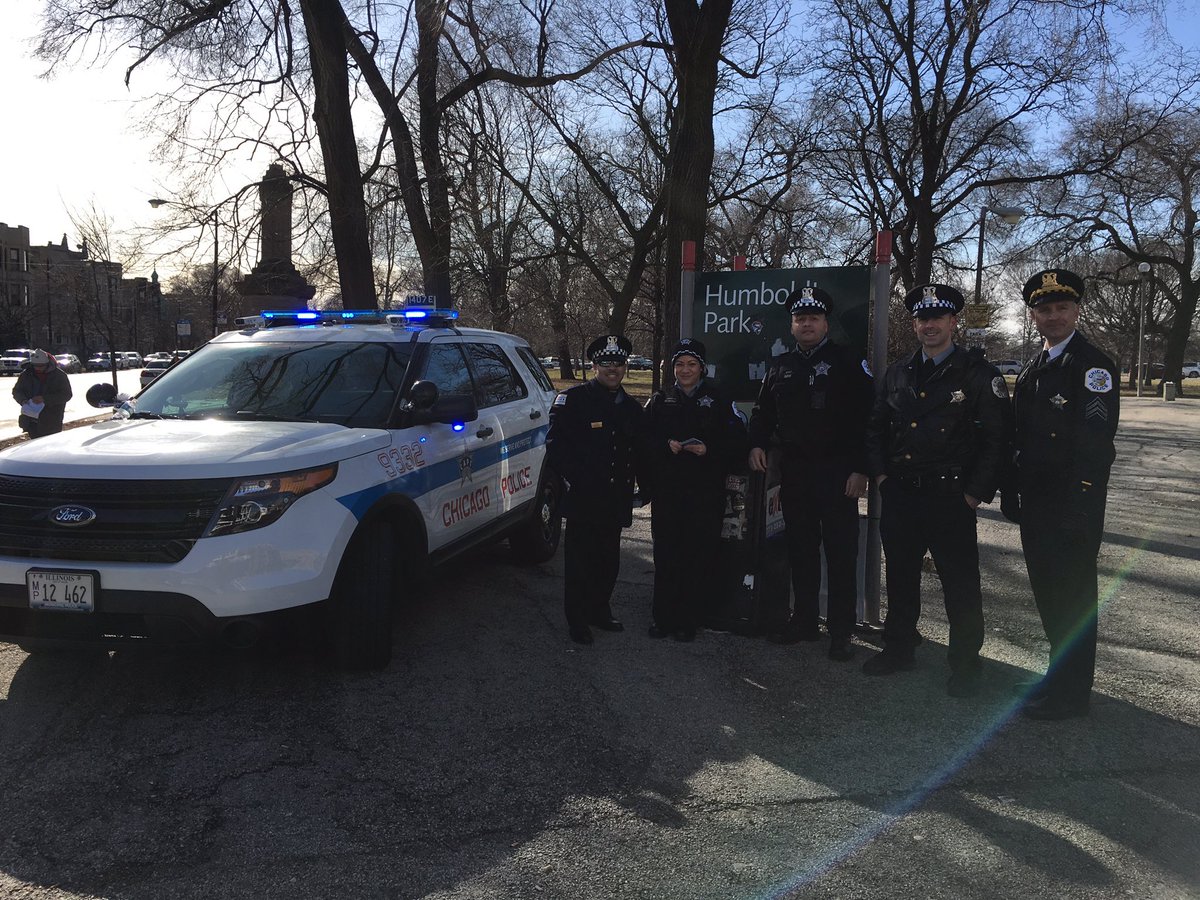PoliciaChicago's tweet photo. Estamos en el Distrito 14 con Oficiales de Shakespeare reclutado futuros oficiales! #BeTheChangeCPD #TakeTheTestCPD https://t.co/rWiDStOimf