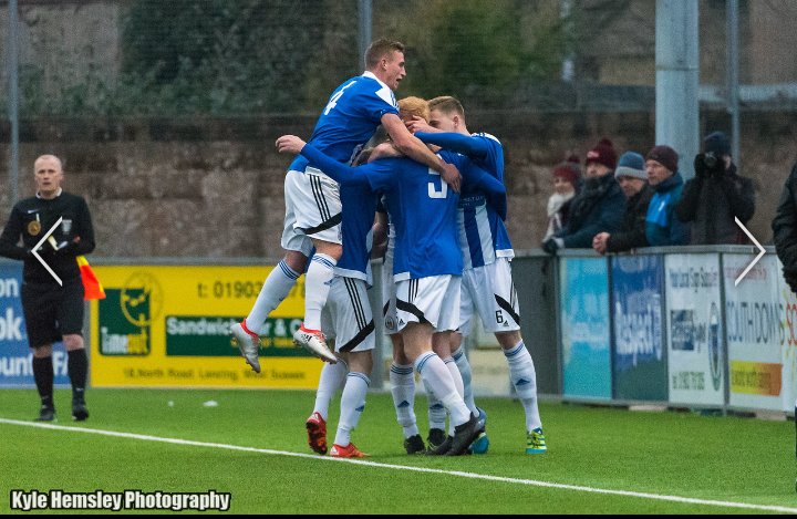 Karlyakehurst8's tweet photo. Loving  my  football again !!⚽🔵⚪HHTFC https://t.co/AkB9U5Yzw2
