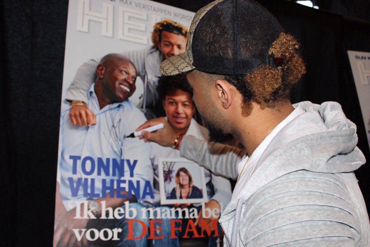 We mogen 10 door Vilhena gesigneerde exemplaren van dit bijzondere Helden-nummer weggeven. Retweet dit bericht om kans te maken.

#Feyenoord