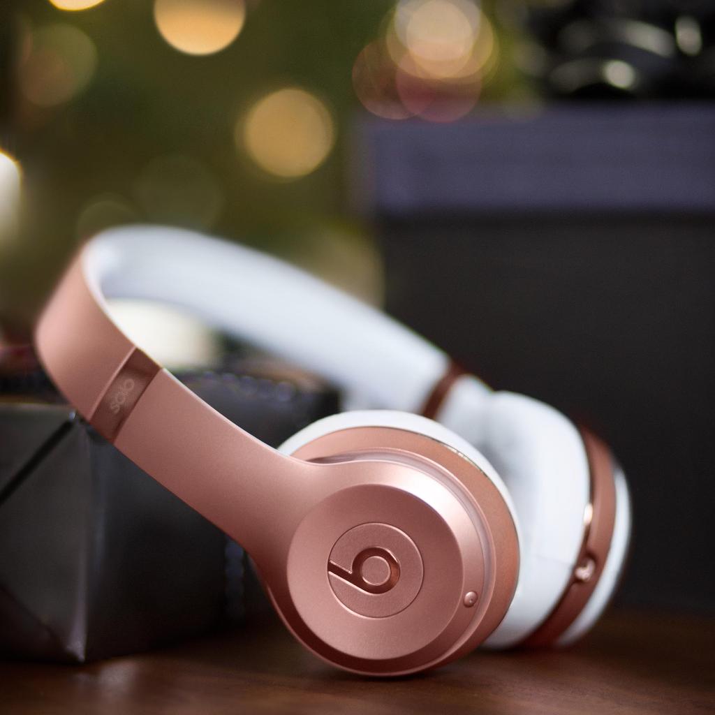 _BRi1BRii's tweet photo. Black or RoseGold @beatsbydre #Birtbday #Gift #toTheSelf #Cant #Decide Can i just have both? π https://t.co/L1YLsSy7In