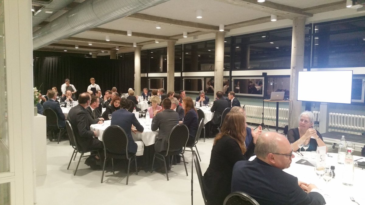 Deelnemers aan het Idee Diner <a href="/DeBouwcampus/">De Bouwcampus</a> bespreken wat zij in hun organisaties gaan doen om vernieuwing in de bouw vorm te geven.