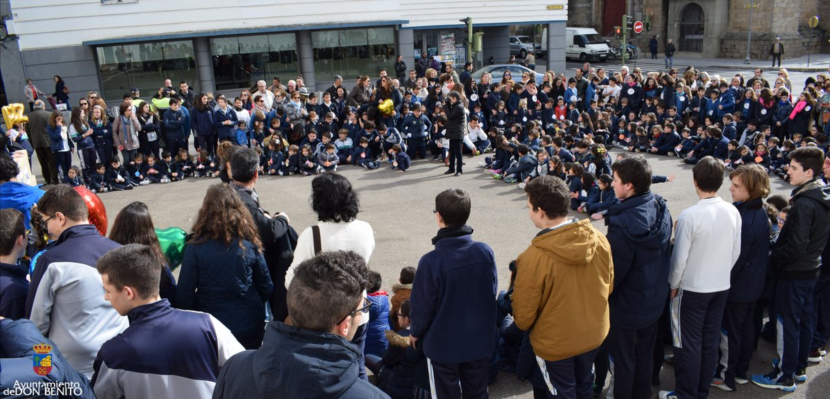 Ayto_DonBenito's tweet photo. El Colegio Sagrado Corazón Don Benito ha llevado a cabo un acto  simbólico, para celebrar el  día de la Paz, @Ayto_DonBenito @J_L_Quintana https://t.co/VXBwduB6ah