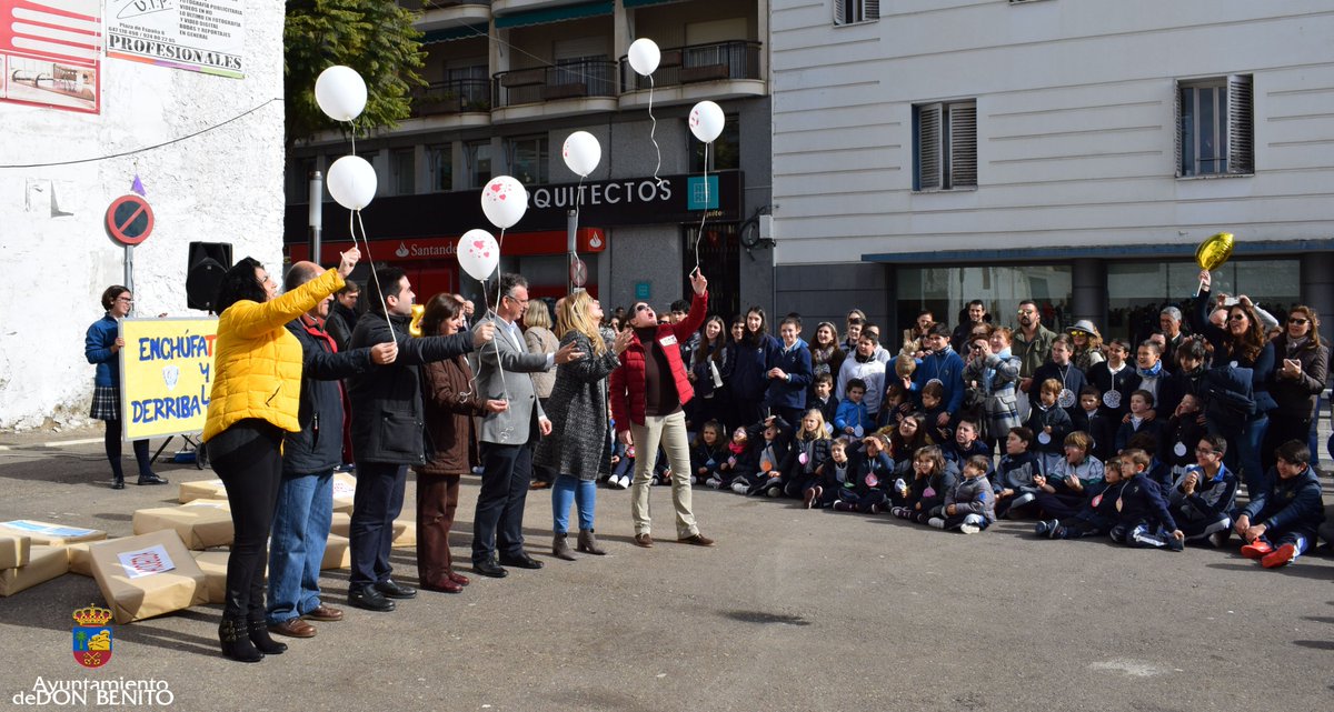 Ayto_DonBenito's tweet photo. El Colegio Sagrado Corazón Don Benito ha llevado a cabo un acto  simbólico, para celebrar el  día de la Paz, @Ayto_DonBenito @J_L_Quintana https://t.co/VXBwduB6ah