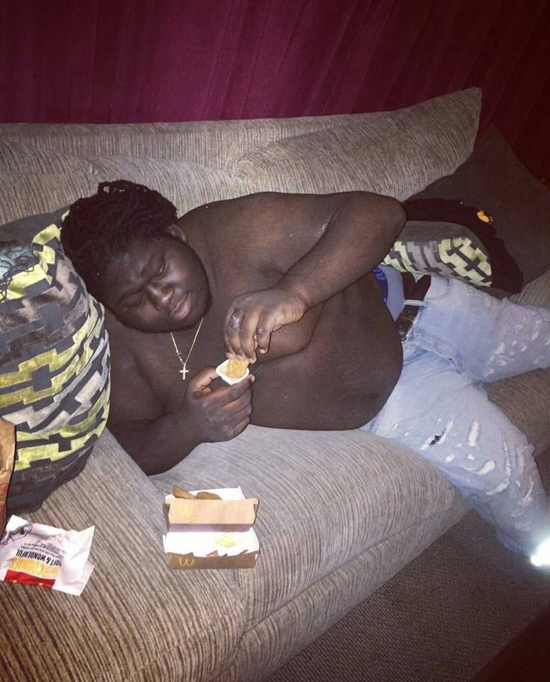 slightbeats's tweet image. i wanna love like the way young chop looks at his chicken nuggets