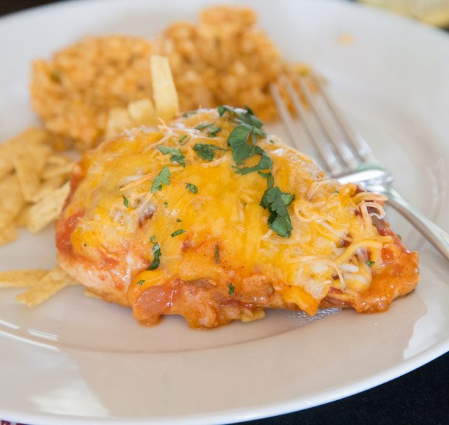 Dinnersdishes's tweet image. {NEW} Just 4 ingredients to make this easy Southwest Baked Chicken: so cheesy! @Lipton #BrightBites #ad #dinnerideas goo.gl/RIOjJS