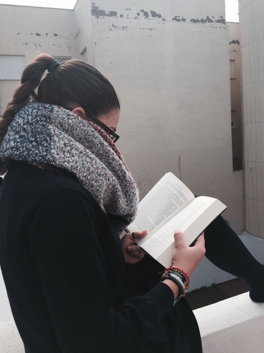 FamdeLlibres's tweet photo. A totes hores, en qualsevol lloc i de qualsevol manera.💆🏼👓 #CECVContemLecturaAVL https://t.co/iFPeXmUXqE
