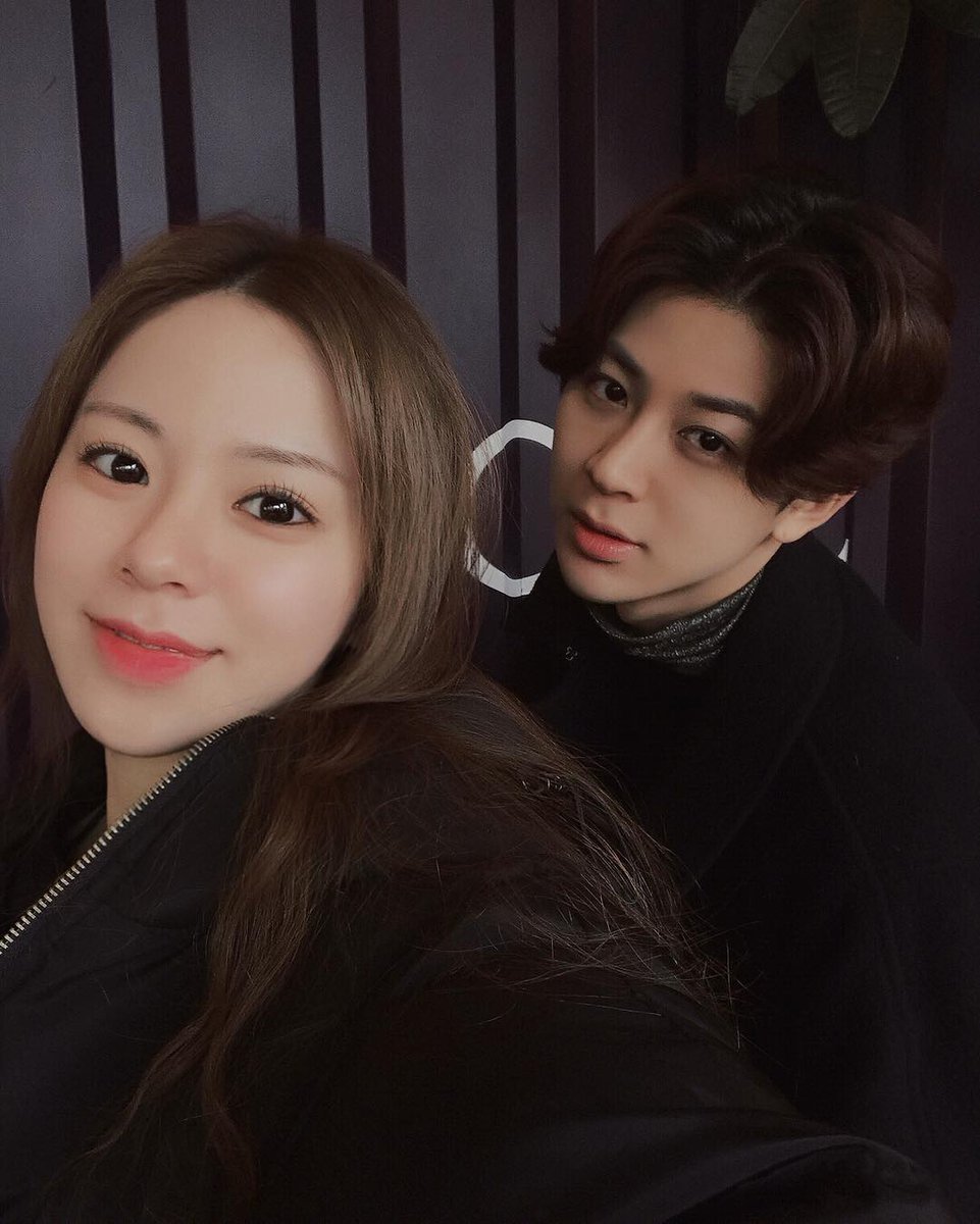 iKON_Global's tweet photo. Yunhyeong with his sister ^^ (src.: https://t.co/vXRHUzFMYu) https://t.co/7EgWnAzRDM