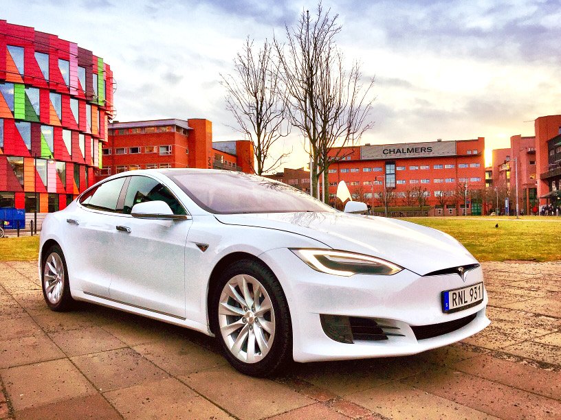 MoveAbout_Swe's tweet photo. Den här snygga Teslan kan du boka i #Kalmar #elbilspool redan idag! Nu finns både Model S 70D och 90D som #dELbil i Kalmar! #elbil #bilpool https://t.co/jCIYFDyi2g