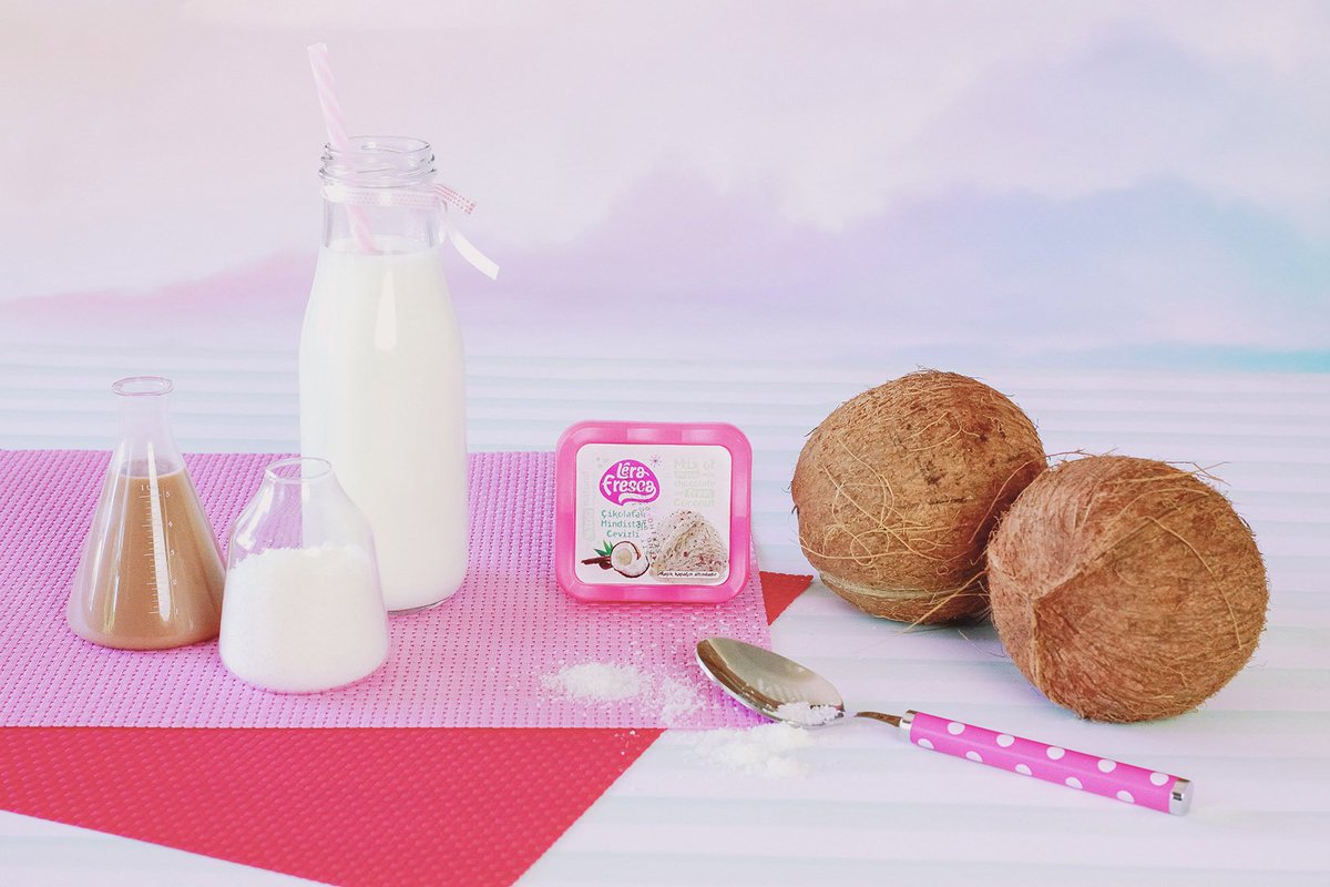 L’era Fresca çikolata parçalı ve hindistan cevizli dondurmanın her kaşığında yazın sıcaklığı ve dondurmanın ferahlığı bir arada! 🌴😋