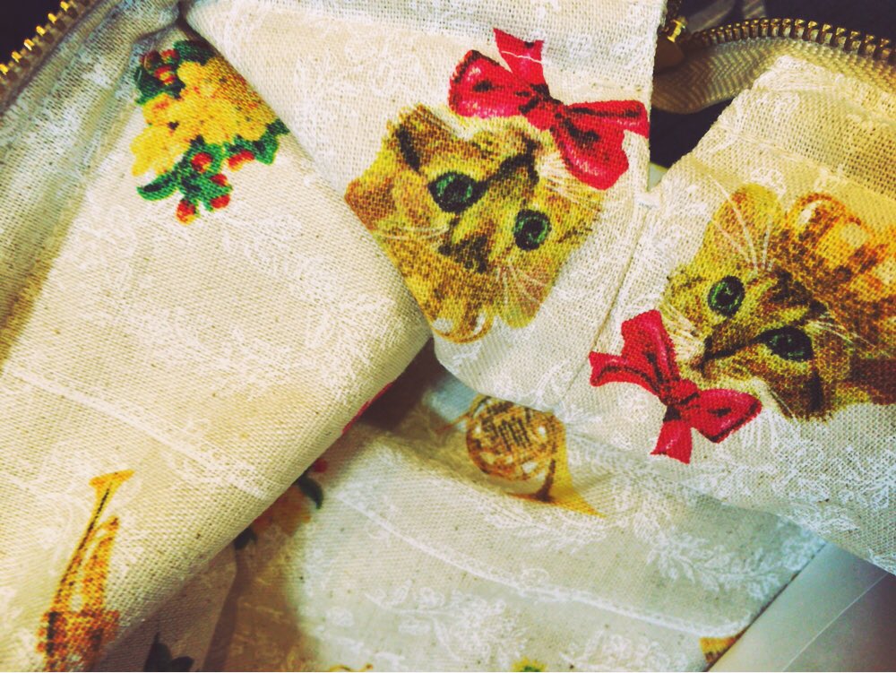 MswAya's tweet image. こんな可愛い化粧ポーチもいただいた💓

ハンドメイド！
みさわ国の黄色！
裏地もかわいい！発注していただいたみたいで（；＿；）💓

大切にします👸