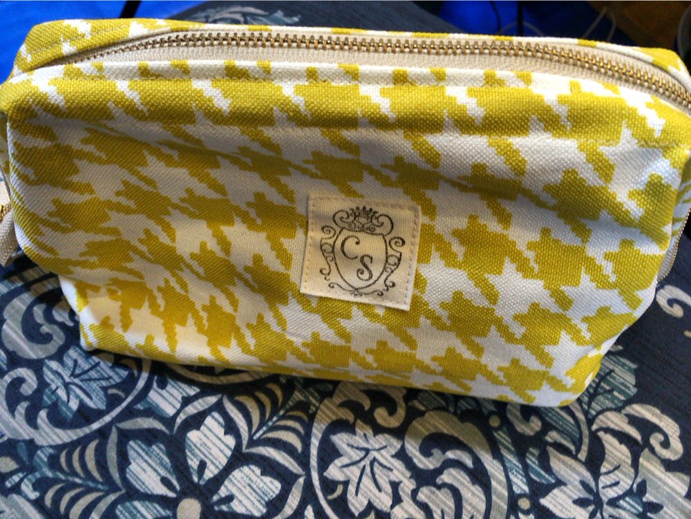 MswAya's tweet image. こんな可愛い化粧ポーチもいただいた💓

ハンドメイド！
みさわ国の黄色！
裏地もかわいい！発注していただいたみたいで（；＿；）💓

大切にします👸