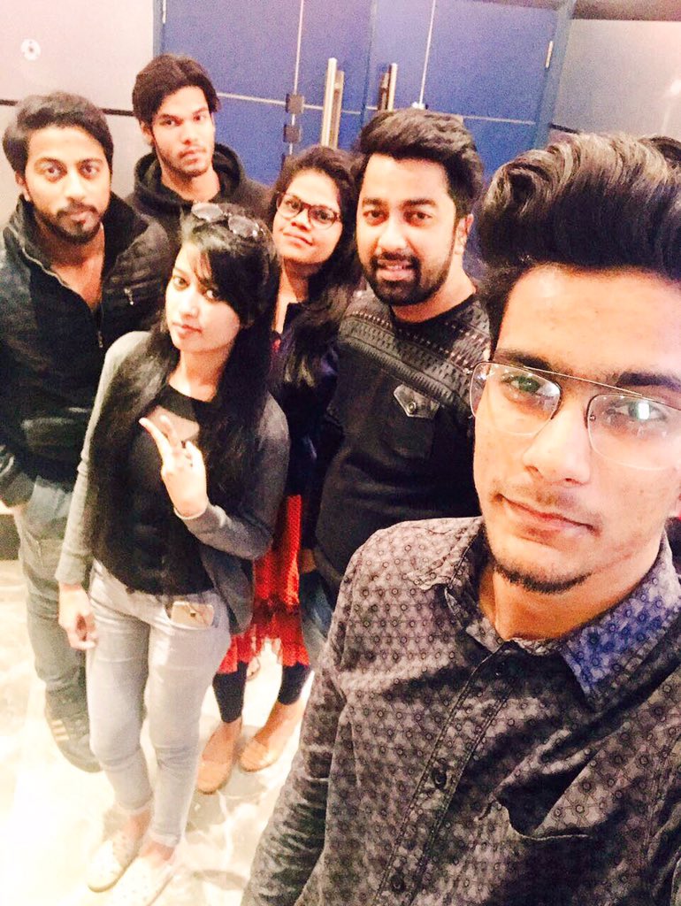 iambil4l's tweet photo. @RaeesTheFilm @AmFrk @iamsrk #RaeesWithFamily https://t.co/nbH6iBYx34