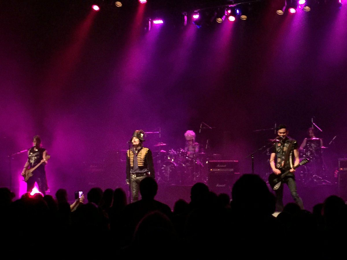 Dman_67's tweet photo. @adamaofficial Tx for the great show in Toronto last night, must have been tough to get through... #RIPTomEdwards https://t.co/jBOTLnqipe