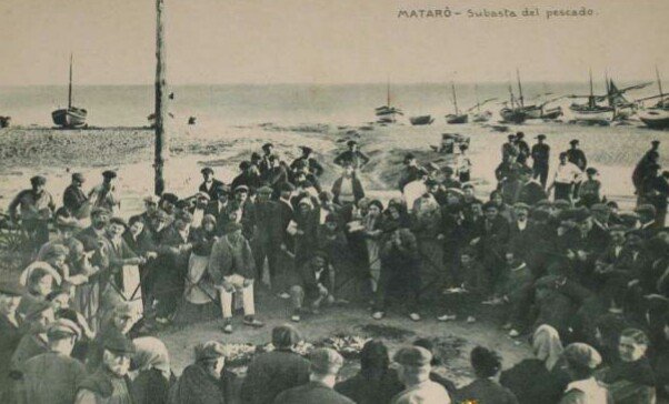 premsahistoria's tweet photo. Subhasta de peix a la platja de Mataró a principis del segle XX https://t.co/fjSpAjBMIq