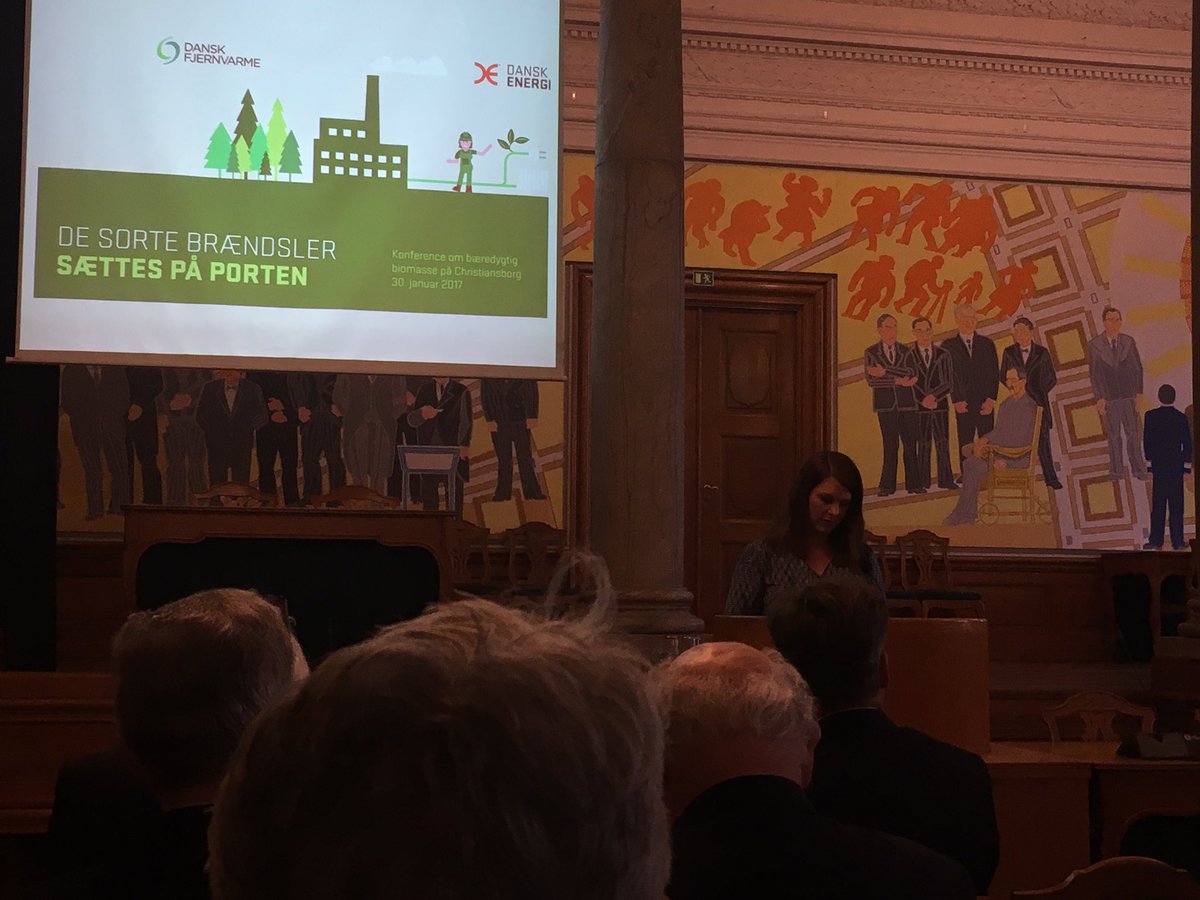 MichPersson's tweet photo. Pas godt på bioenergibranchen #metteabildgaard der er 11.500 jobs og 8 mia i eksport. #danskenergi og #dkfjernvarme konf på Chrborg #dkgreen https://t.co/k4wX3VYblO