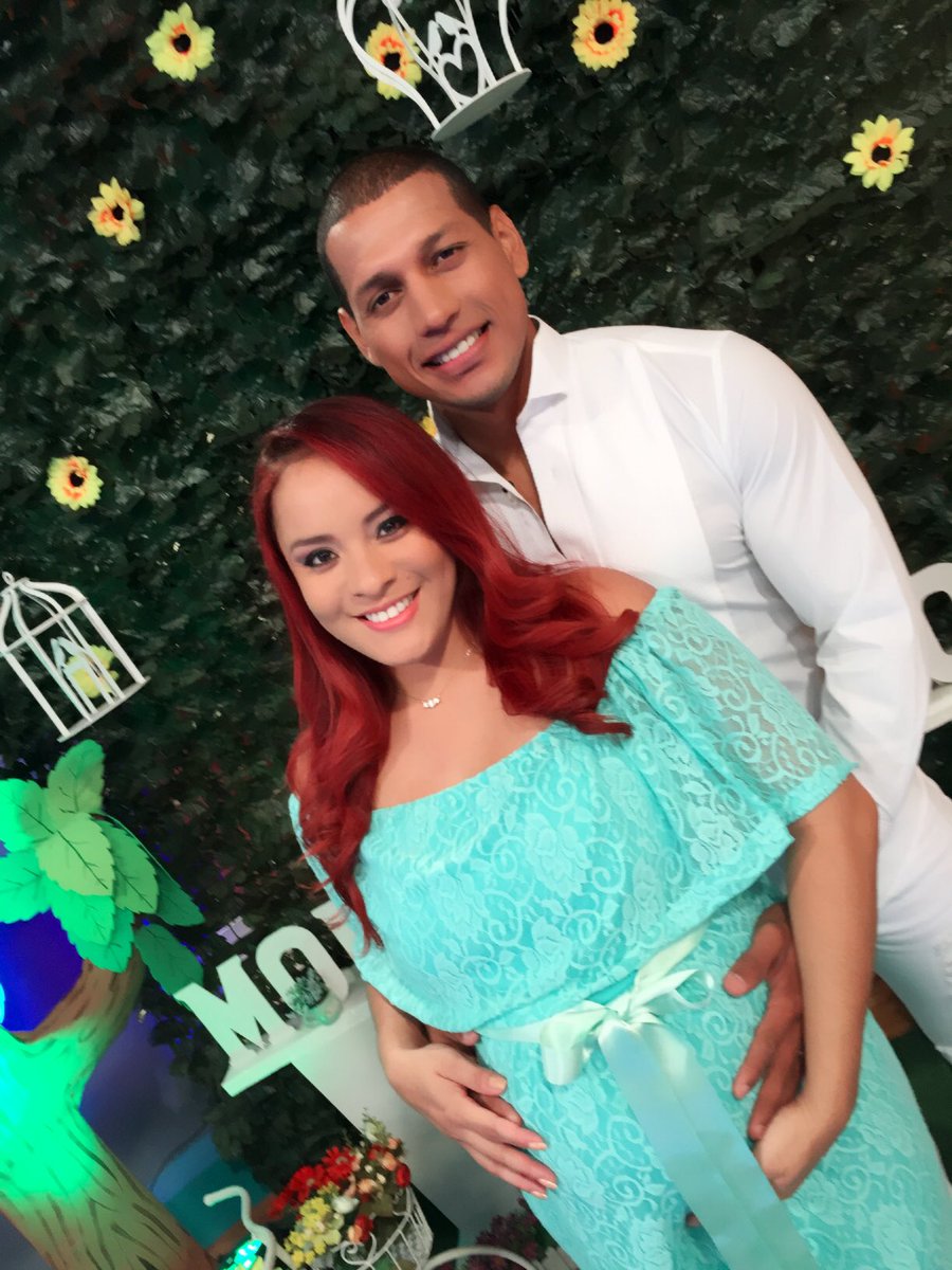 decasaencasatc's tweet photo. ¡Da ❤️ a la romántica parejita 💏! Karla Moncayo y Douglas Lascano celebran el #BabyShower de Emma. ¿Qué esperas? ¡Felicita a los papitos 👶🏻! https://t.co/BlOrGjOtJm