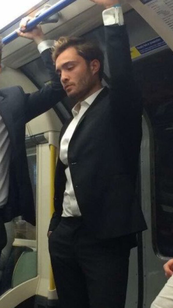 prfctomlinsn's tweet image. W garniturze wyglądał świetnie ale w smokingu? DOŚĆ NA DZISIAJ #plotkara #ChuckBass #EdWestwick