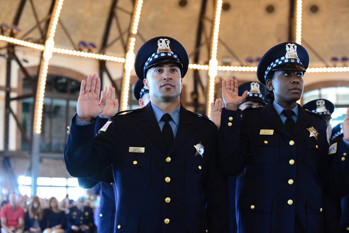 PoliciaChicago's tweet photo. Solo quedan 2 días para aplicar! Después de 18 meses, los oficiales ganan $72,510 por año más beneficios. #BeTheChange #TakeTheTestCPD https://t.co/Kcd0FcCXtj