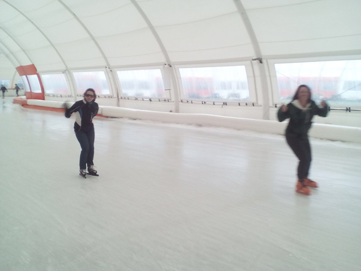 ThSchoenmakers's tweet photo. Begeleider Andrea en Esther (op kleine acbterstand, of bijna een rondr gepakt) op #schaatsbaan #rotteram met #regiogroep @Oogvereniging https://t.co/JM5McHNwgv