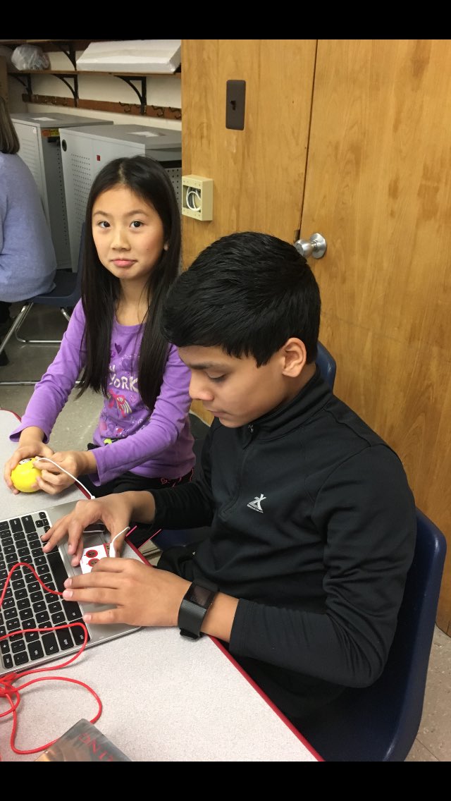 definocentral's tweet image. 4th graders use lemons as conductors using Makey Makey! #makersmindset