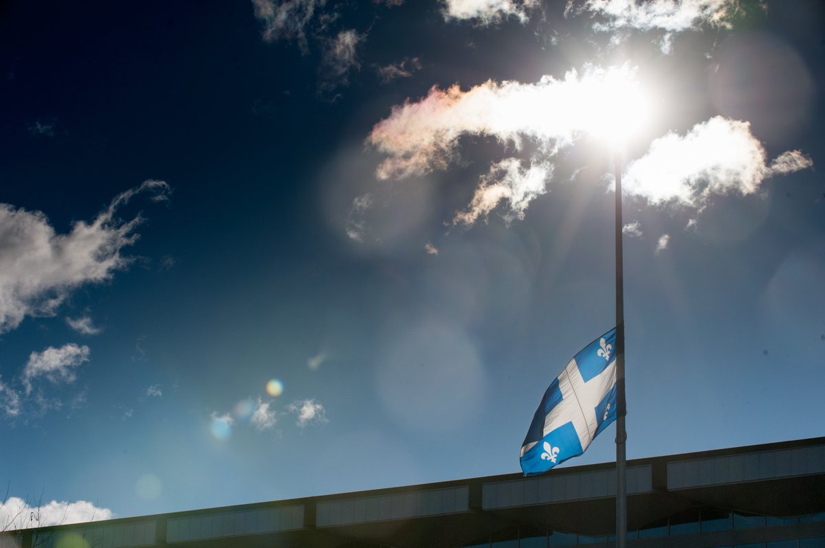 USherbrooke's tweet photo. À la suite de l'attentat survenu à #Québec, nos pensées sont tournées vers les victimes, leurs proches et la communauté musulmane. #tousunis https://t.co/jn6HMgUBAn