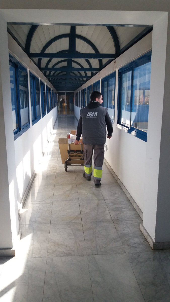 miriam22380's tweet photo. @ASM_oficial #eldiadelmensajero#entrega en Condis# seguimos entregando paquetes!! https://t.co/M8taFdrFCt