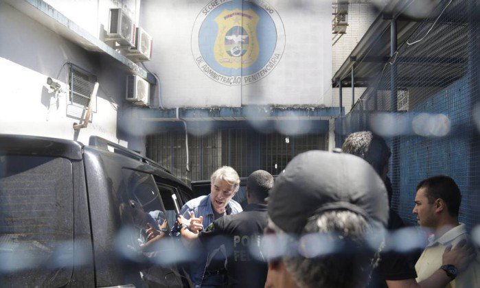 OGloboPolitica's tweet photo. Eike Batista tem cabeça raspada e usa uniforme após chegar a presídio. https://t.co/qb9FGbbL1W https://t.co/rv0a14pSm7